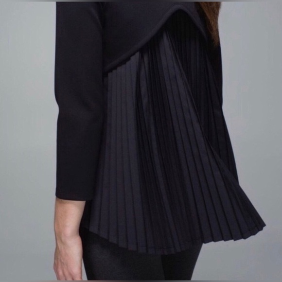 Lululemon Pleat On Long Sleeve Black size 4 or 6? - Picture 2 of 8